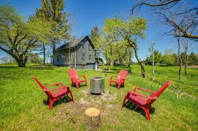 3 Mi to Lake Michigan: Charming Kewaunee Hideaway