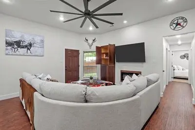 7 min to Stockyards- Cozy & Stylish Home