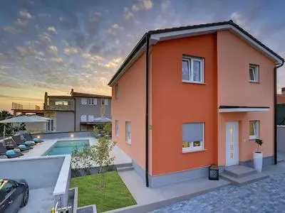Villa in Pula With Pool & Parasol
