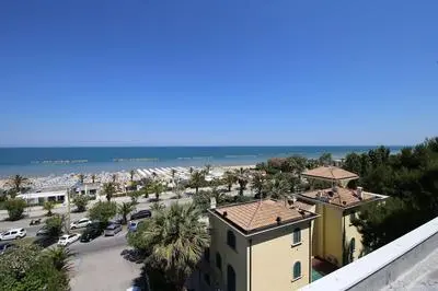 Apartment 30 Meters From the sea With 6 Beds With Full sea View