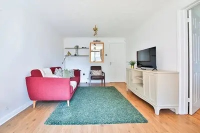 Homely 5 Bed House - 15 Mins to Cardiff City