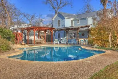 Victorian Escape-pool & Hot Tub!