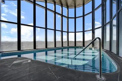 Chic 1-bed With Stunning Lake View & Indoor Pool