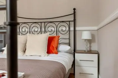 Silver Lining - St Leonard St Apartment