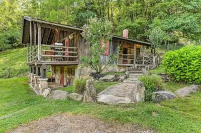 Cozy Mama Bear Cabin w/ Mountain Views!