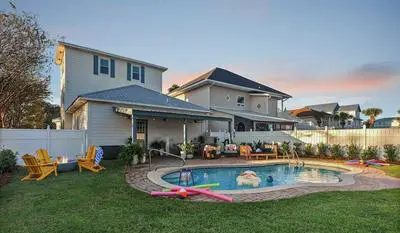 7bdr w/ Private Pool, Hot Tub, Fire Pit, Walk to Beach Tidal Wave by Avantstay
