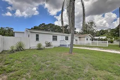Central Sarasota Home: 8 Mi to Siesta Key!
