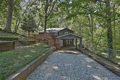 Chic House w/ Private Dock on Lake Hartwell!