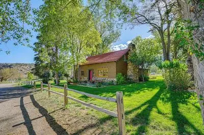 14 Mi to Main Street Moab: Cabin w/ Hot Tub Access