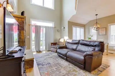 < Half-mi to Lake: Townhome w/ Hot Tub in Mchenry!