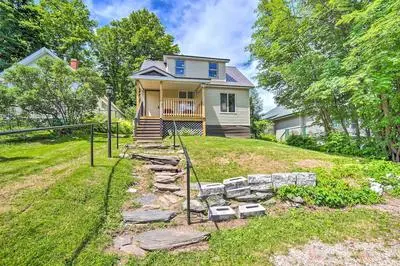 Cozy Ishpeming Cottage w/ Lake & Park Views!