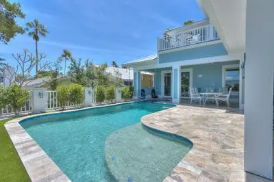 Dream Vacation 2 Bedroom Home by Redawning