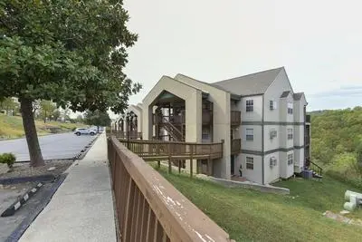 Table Rock Lookout Duo - Spacious Balcony