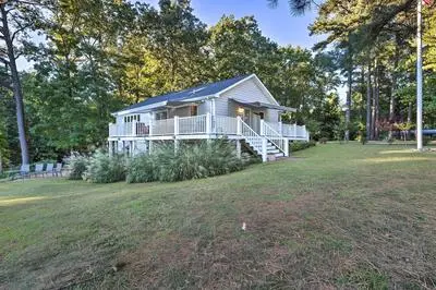 Waterfront Home in Quiet Cove: Kayaks On-site