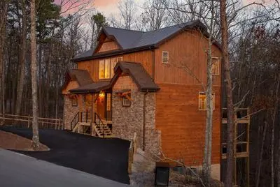 Iron Mountain Lodge 4 Bedroom Cabin by RedAwning