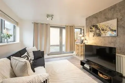 Host Stay Bradshaw Close