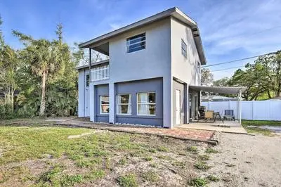 Centrally Located Home - 7 Miles to Siesta Key!