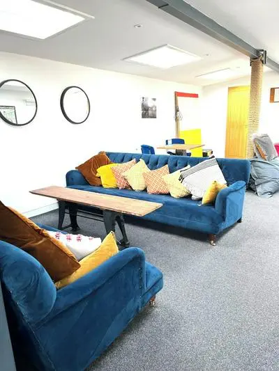 Duplex Barge Cinema Room 6 Ensuite Double-triple Bedrooms Great Social Spaces