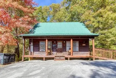 Dog Friendly Quiet Chalet Hot Tub Fireplace