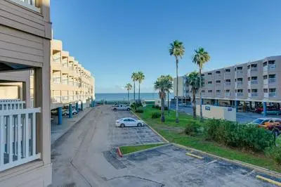 Corpus Christi Condo w/ Balcony & Beach Views!
