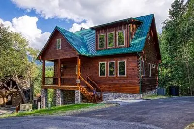 Bear Tracks Lodge 4 Bedroom Cabin by RedAwning
