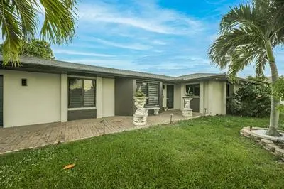 Tropical Naples Hideaway - 1 Mi to Beaches!
