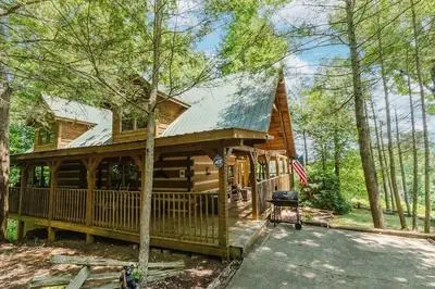 Big Kahuna Lodge 3 Bedroom Cabin by RedAwning