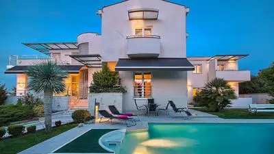 Villa Aylin, 5-bed, Next to the sea