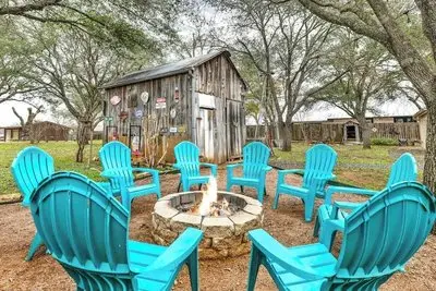 The Country Haus: Quaint Home 1 Mile From Downtown