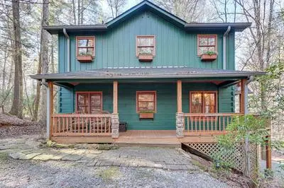 Secluded Cherry Log Cabin w/ Hot Tub + Swings!