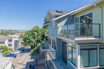 5 Min To Downtown Seattle! 3br & 2ba Cozy Townhome 3 Bedroom Townhouse by Redawning