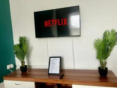 2 Bed Flat - Sleeps 5 - Pets - Parking - Wifi