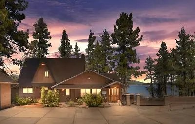 Lakefront, Dock, Hot Tub, Swingset, Deck Views Classic Lake House by Avantstay