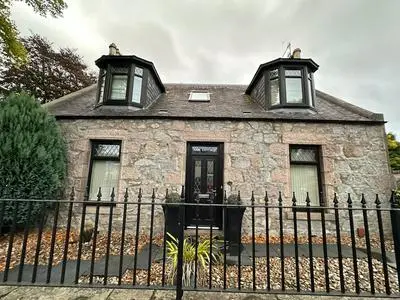 3 Bed Cottage Sleeps 2 With Parking, Garden & Wifi