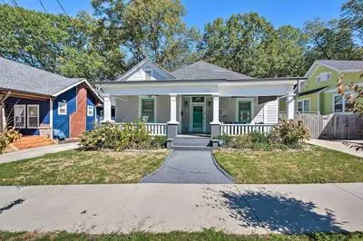 Modern Atlanta Getaway ~ 3 Miles to Downtown!