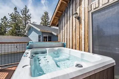 Lakefront Lodge by Avantstay Direct Access to Big Bear Lake Hot Tub + Views