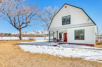 Patio & Mountain Views: Farmhouse in Mancos!