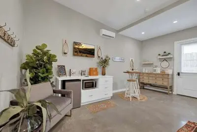 Pop-2: Hot-tub/close to Main St!