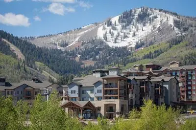 Amazing Mountain Views and Full Kitchen by RedAwning - Save 20% on 7+ Nights!