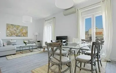 The Best Location, 8pax, 3BD & 2Bth, Reina Sofia II