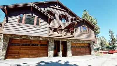 Grayfox 2 Pet-Friendly, 5-Star with Private Hot Tub, 2 Car Garage and Prime Location by RedAwning