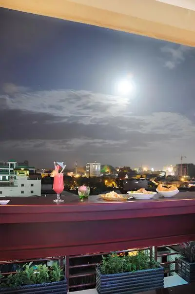 V N E Hotel