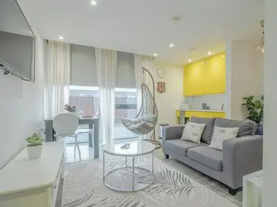 Chic and Cheerful pad in Sheffield City