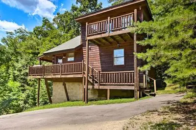 Cabin w/ Hot Tub & Deck ~ 12 Mi to Pigeon Forge!