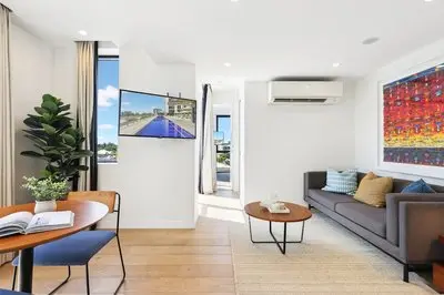 Stunning 1-bed by Victoria Park With Pool & Gym