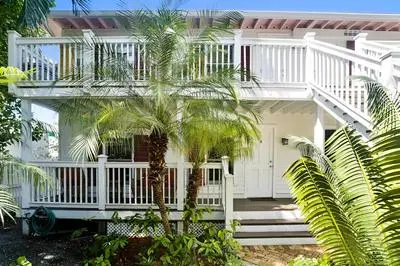 Emma's Secret by Avantstay Heart of Old Town w/ Shared Pool Month Long Stays Only