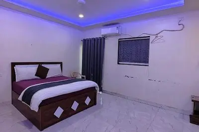 Fabhotel The Royal Inn
