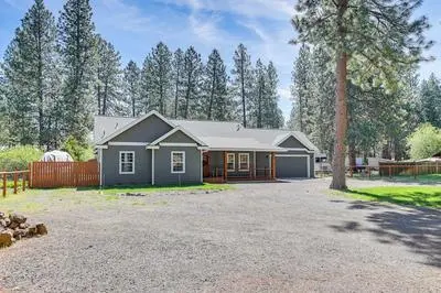 Pet-friendly Oregon Retreat w/ Patio & Hot Tub!