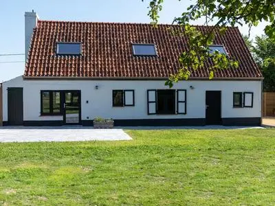 Heritage House 2 km From the Beach in Lissewege