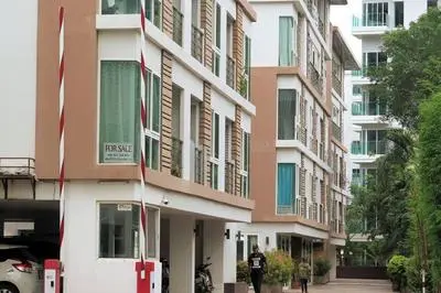 6-32 - 1 Bdr Condo With Balcony and Shared Pool